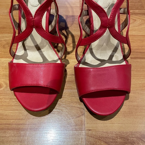 Cushion Walk by Avon Red Detailed Heels - Picture 2 of 6